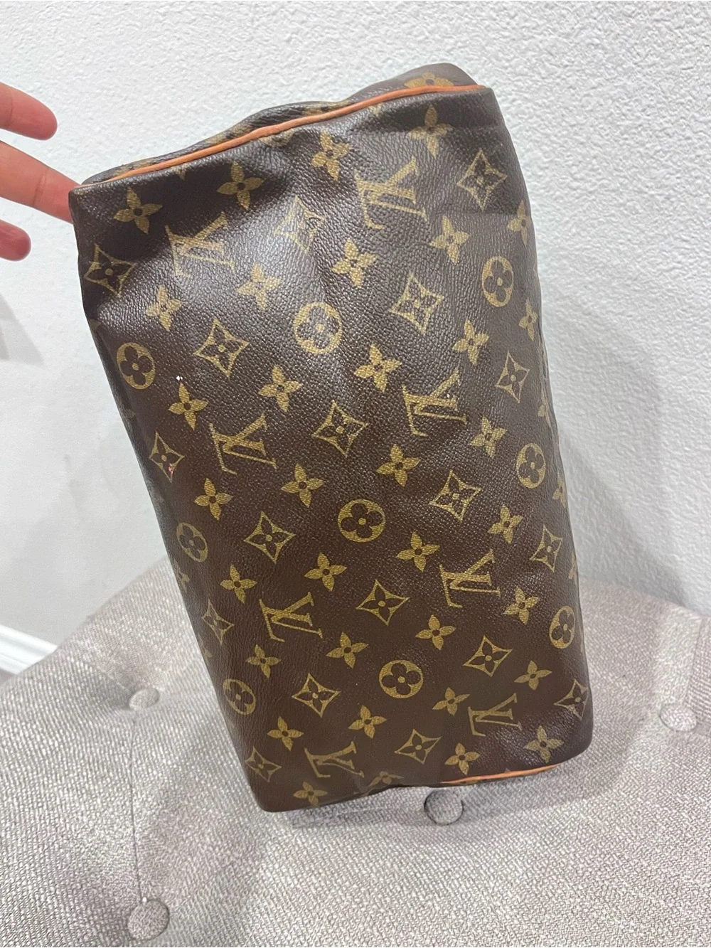 LOUIS VUITTON MONOGRAM SPEEDY 30 BAG.